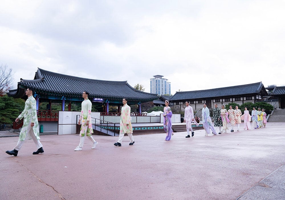 This year marks the sixth edition of Asian Kids Fashion Week which takes place in Seoul of the RoK. A fashion show introducing the latest collections of Vietnamese designer Le Thanh Hoa and Adrian Anh Tuan leaves a positive impression on international friends.