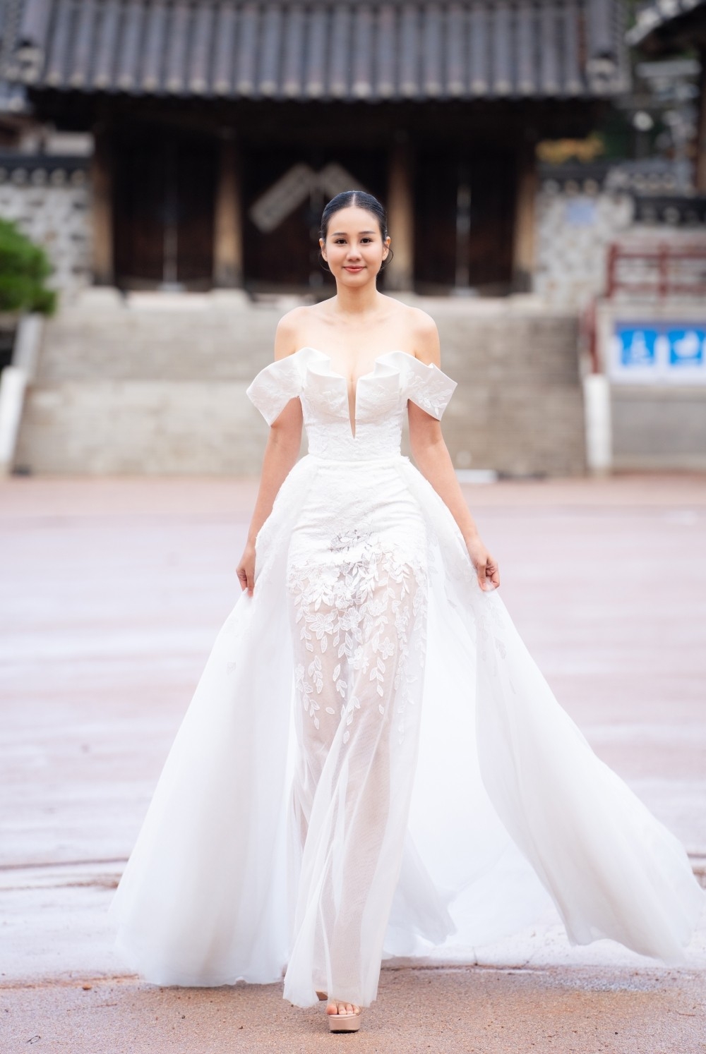 Baek Ji Hyun, Miss Universe Korea 2018, models at the event.