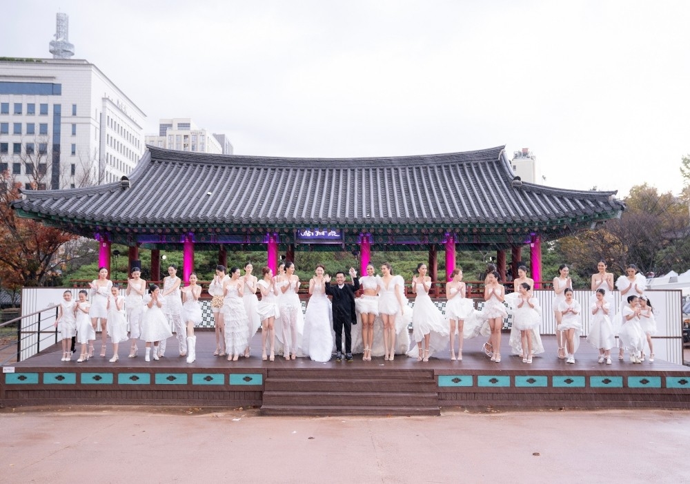 The latest collections of the two Vietnamese designers receives plenty of applause from international friends.