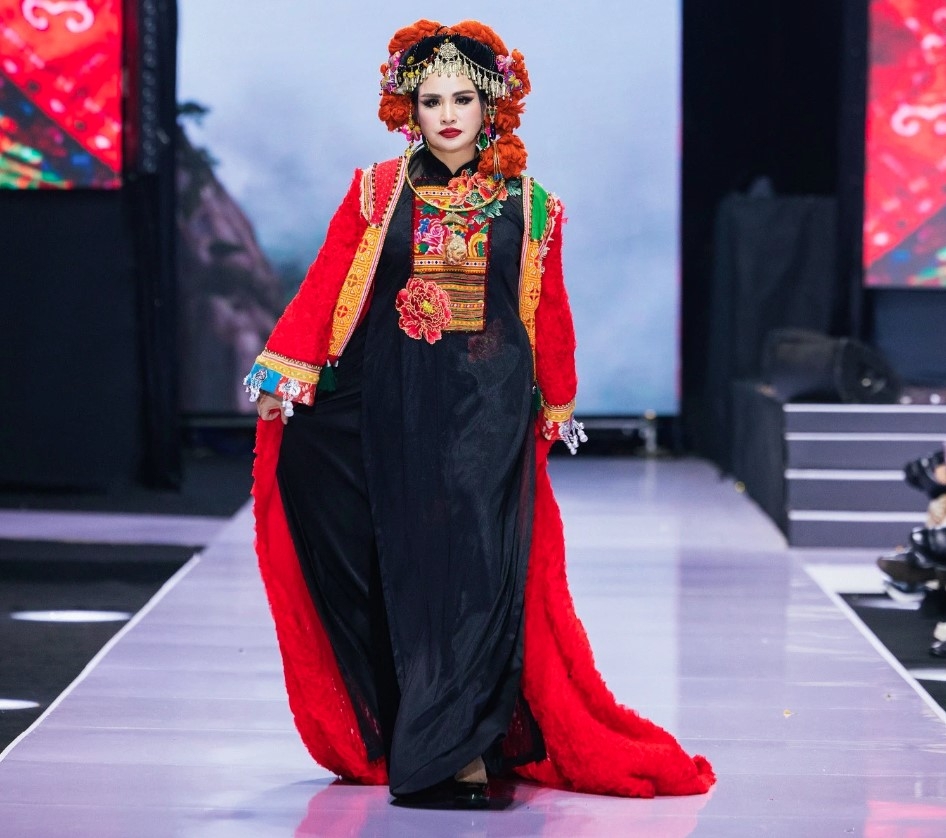 Singer Thanh Lam models the latest collection by designer Cao Minh Tien, with the fashion week set to last through to November 11.