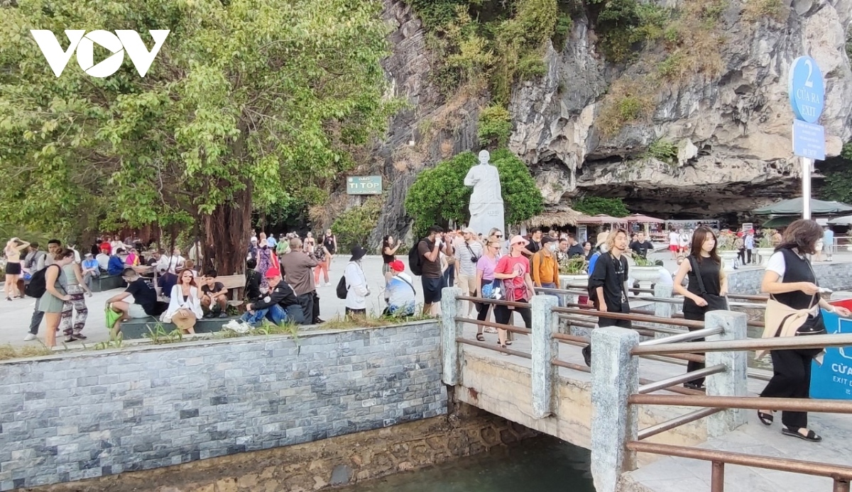 According to the Ha Long Bay management board, as of November 22 the natural wonder has welcomed about 2.3 million arrivals, including more than 1.1 million foreign arrivals, marking an increase of 27% over the same period last year.