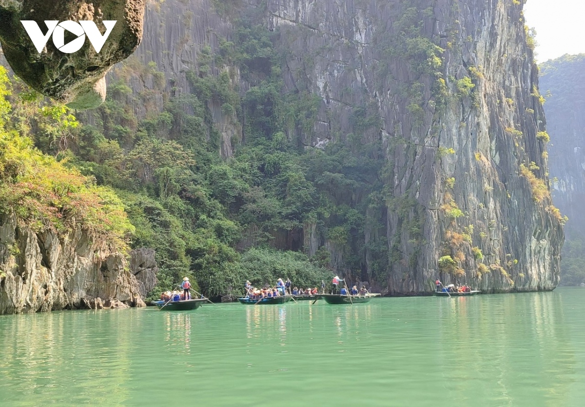 In the Luon cave area, foreign tourists are excited at engaging in the rowing boat service.