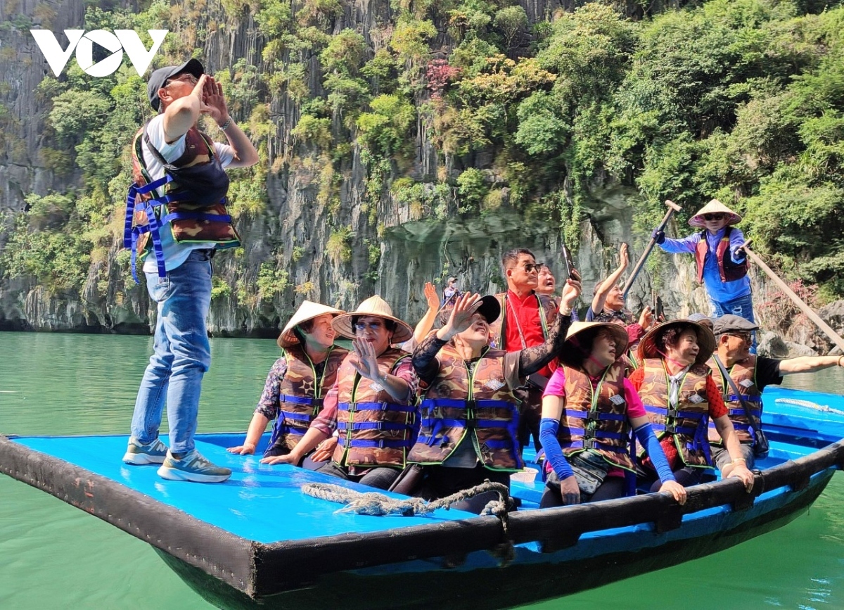 Impressed by the peaceful scenery of Ha Long Bay, a group of Korean tourists sing romantic songs.