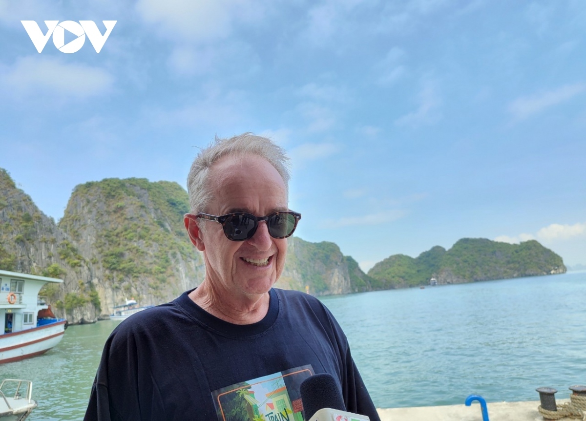 Peter, an Australian tourist, says he is surprised by the scenery of Ha Long Bay as the water is clear blue. He also appreciates people picking up rubbish while rowing boats.