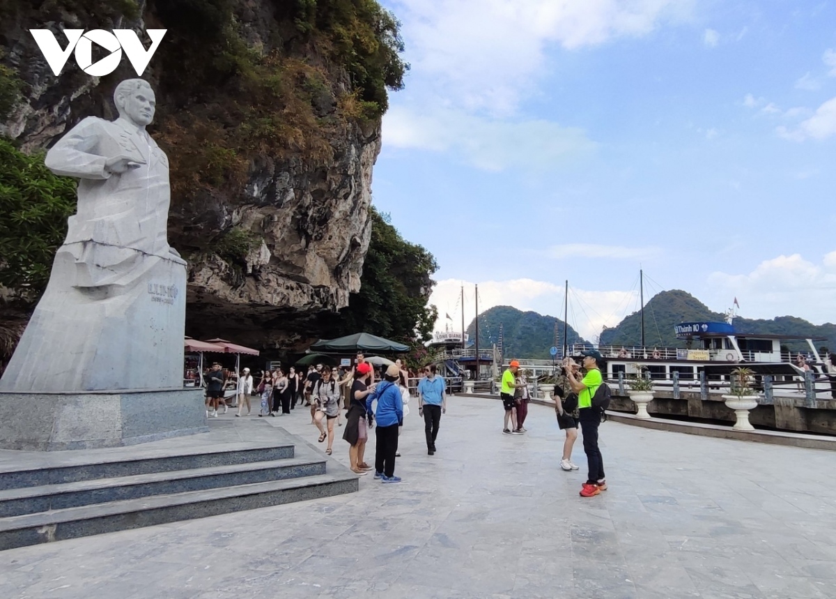 Ti Top Island is popular due to its breathtaking scenery and pleasant weather, making the beach a must-visit destination.