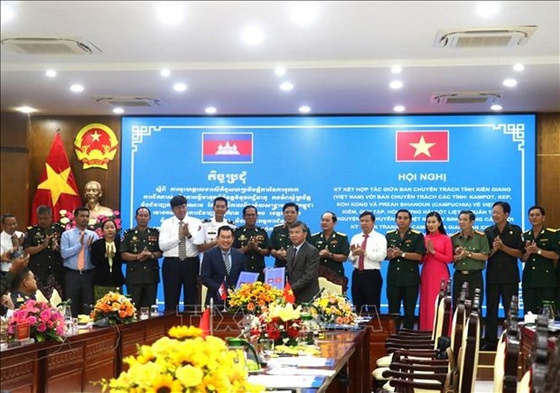 Delegates at the signing ceremony of cooperation documents on searching, gathering and repatriating martyrs’ remains between Vietnam and Cambodia for the 2023-2024 dry season in Kien Giang on November 15