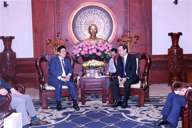 Secretary of the Ho Chi Minh City Party Committee Nguyen Van Nen (R) receives Gyeongsangbuk province's Governor Lee Cheol Woo on November 27 (Photo: VNA)