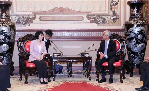 Vice Chairman of the Ho Chi Minh City People’s Committee Vo Van Hoa (R) meet with visiting Vice Chairwoman of the Guangxi Zhuang Autonomous Region Hui Guo Hua on November 16. (Photo: VNA)