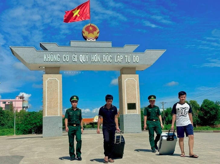 Two victims of human trafficking are rescued from Cambodia by Vietnamese border guards (Photo: Tuoi Tre) 