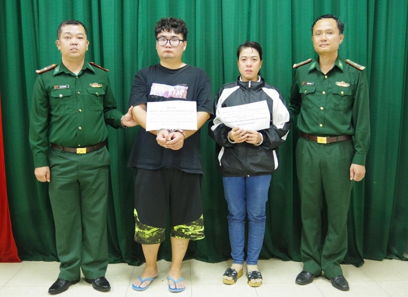 Two out of three suspects involved in a human trafficking ring at the police station
(Photo: Nong Van Tuan/dangcongsan.vn)