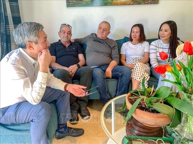 Vietnamese Ambassador to Israel Ly Duc Trung (left) meets overseas Vietnamese in Israel. (Photo: VNA)