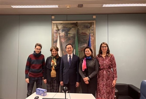 Vietnamese Ambassador to Italy Duong Hai Hung (middle) and Vice President of the Emilia-Romagna Regional Council Zamboni Silva (second, left) and other delegates pose for a photo. (Photo: VNA)