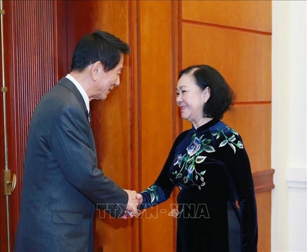 Politburo member, permanent member of the Party Central Committee’s Secretariat Truong Thi Mai (R) and former Special Ambassador for Vietnam-Japan Sugi Ryotaro