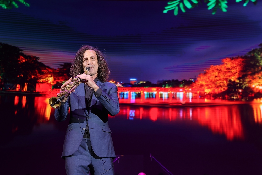 4,000 fans in Hanoi are impressed by stunning performance of Kenny G 