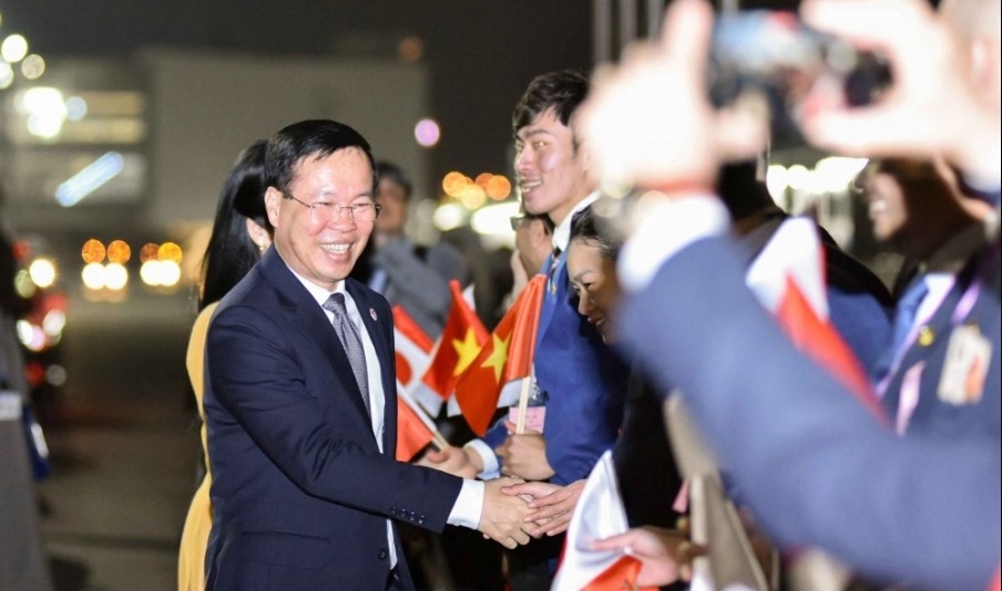 Vietnamese community representatives welcome President Vo Van Thuong and his wife at Haneda International Airport