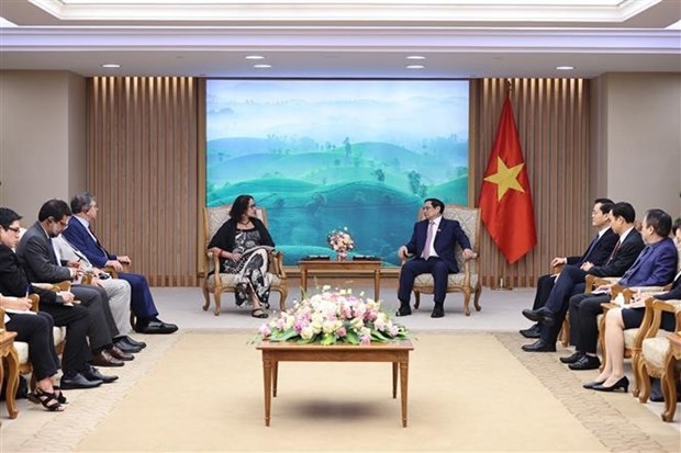 Prime Minister Pham Minh Chinh (R) hosts Brazilian Minister of Science and Technology Luciana Santos