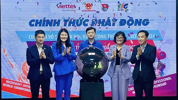 Nguyen Minh Triet, secretary of the Ho Chi Minh Youth Union Central Committee (centre), and other delegates at the launching ceremony. (Photo: nhandan.vn)