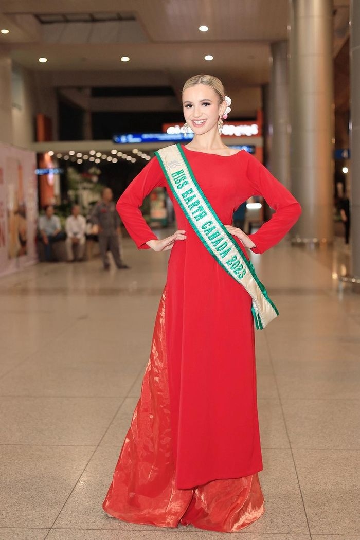 Miss Earth Canada Layanna Robinson draws plenty of attention from locals while wearing an Ao Dai (Vietnamese traditional long dress) at the airport.