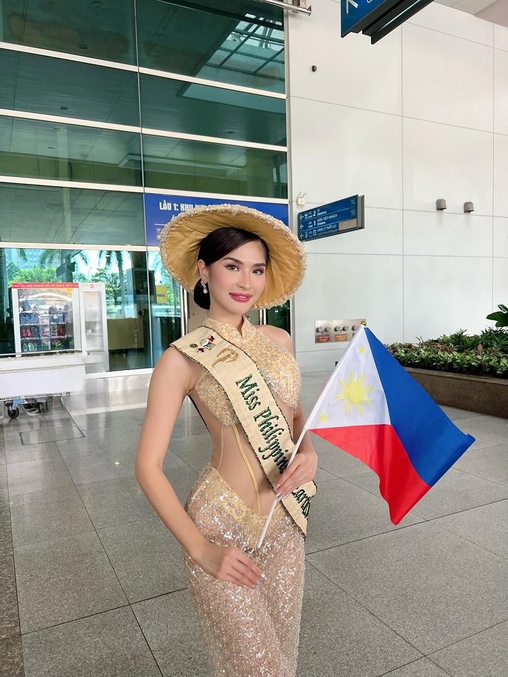 Miss Earth Philippines Yllana Marie Aduana, 25, dons an outfit which is inspired from the Ao Dai and Non La (Vietnamese conical hat), as well as using accessories made from recycled materials.