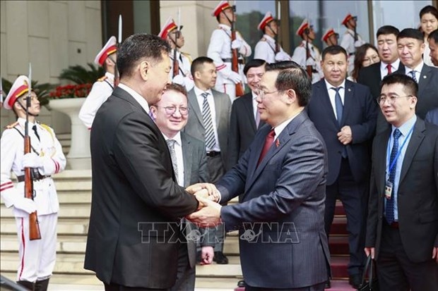 NA Chairman Vuong Dinh Hue (R) meets with President of Mongolia Ukhnaagiin Khurelsukh. (Photo: VNA)