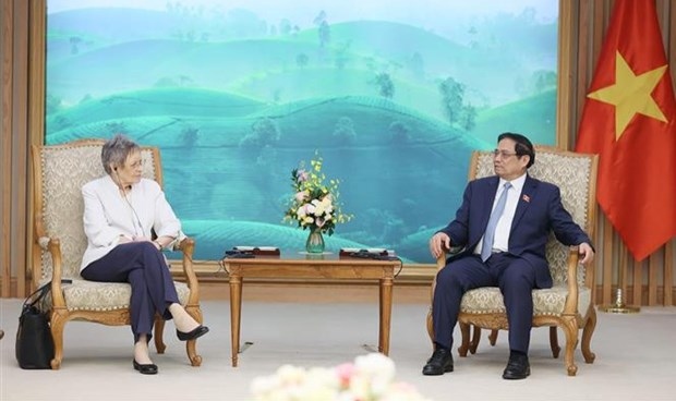 Prime Minister Pham Minh Chinh (right) and Prof. Francoise Barre-Sinoussi at the reception on November 14 (Photo: VNA)