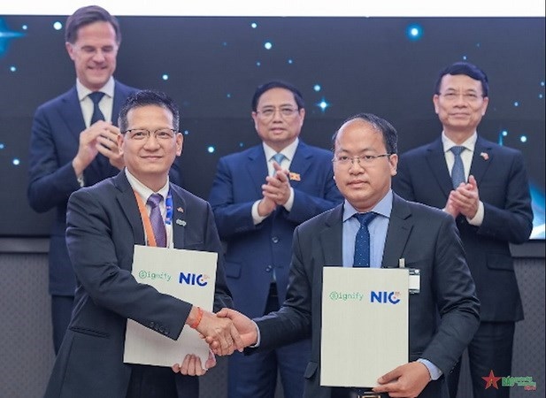 At the signing ceremony of the MoU between Dutch lighting giant Signify and Vietnam’s National Innovation Centre (NIC)