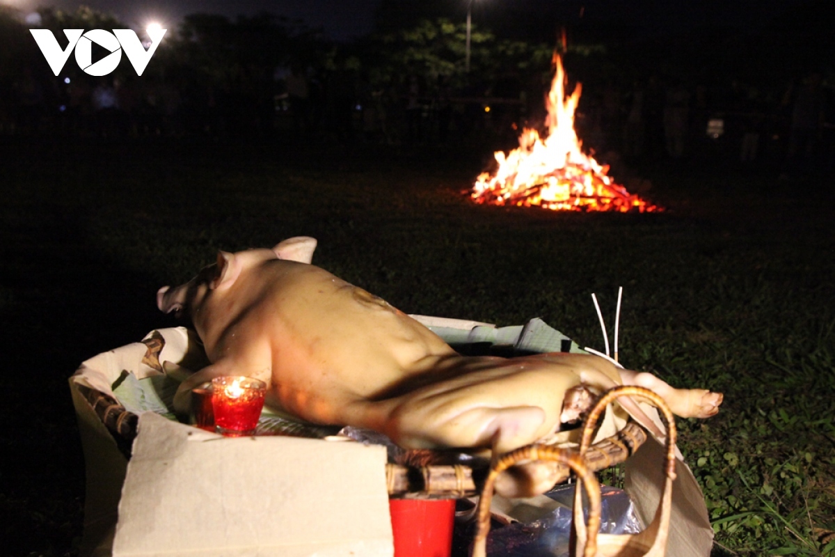 The offerings include an incense, a boiled pork, five cups of wine, and votive money.