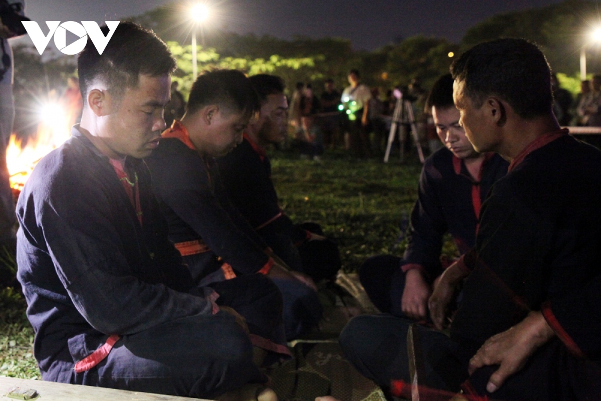 Nine Pa Then ethnic men take part in the re-enactment of a fire-jumping ceremony taking place in Lai Chau city.