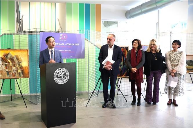Ambassador Duong Hai Hung addresses the opening of the culture promotion and exchange programme in Turin. (Photo: VNA)