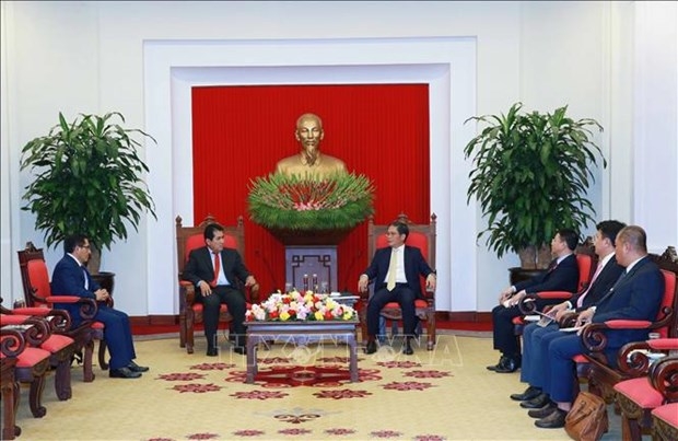 Politburo member and Chairman of the Communist Party of Vietnam (CPV) Central Committee’s Economic Commission Tran Tuan Anh (R) hosts a reception in Hanoi on November 10 for Secretary General of the Peruvian Communist Party (PCP) Luis Alberto Villanueva Carbajal.