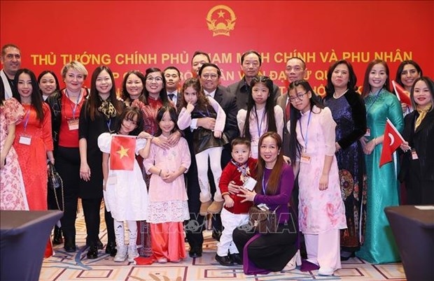 Prime Minister Pham Minh Chinh (C) meets staff of the Vietnamese Embassy in Turkey and representatives of the Vietnamese community in Ankara