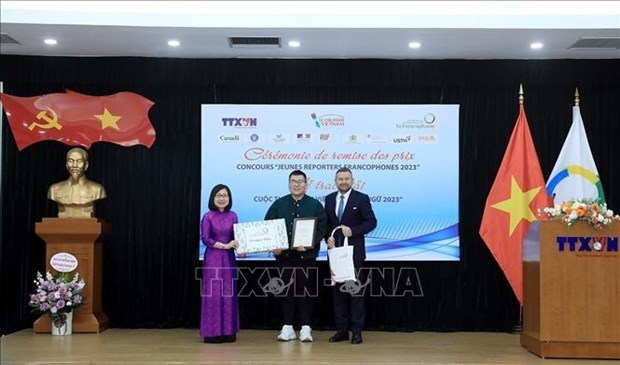 VNA Deputy General Director Doan Thi Tuyet Nhung and Regional Representative of the OIF for Asia-Pacific (REPAP) Edgar Doerig give the first prize to Nguyen Duc Hoang Minh (centre).