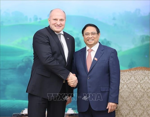 Prime Minister Pham Minh Chinh (R) and Russian Minister of Emergency Situations Sen. Lieut. Gen Kurenkov Aleksandr Vyacheslavovich (Photo: VNA)