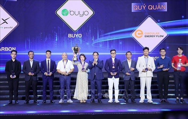 PM Pham Minh Chinh (C) presents awards to winners of the national startup talent contest. (Photo: VNA)