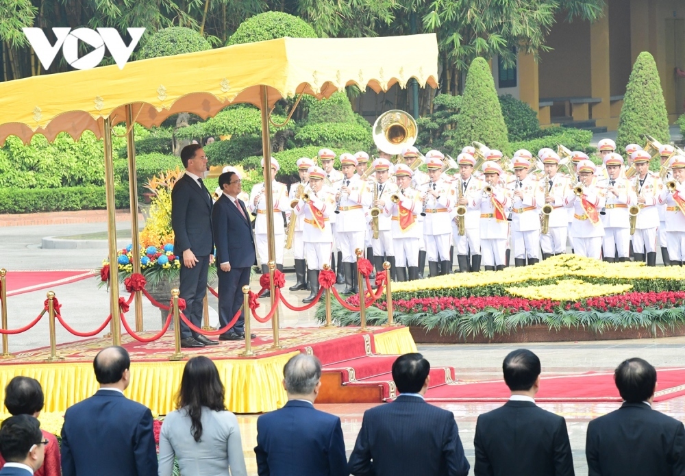 The Dutch PM arrives in Hanoi on the evening of November 1, marking the start of his two-day official visit to Vietnam following an invitation from PM Chinh.