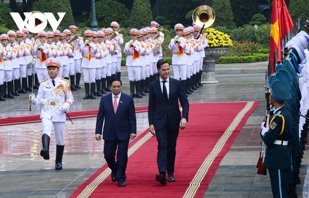 The two leaders review the guard of honour.