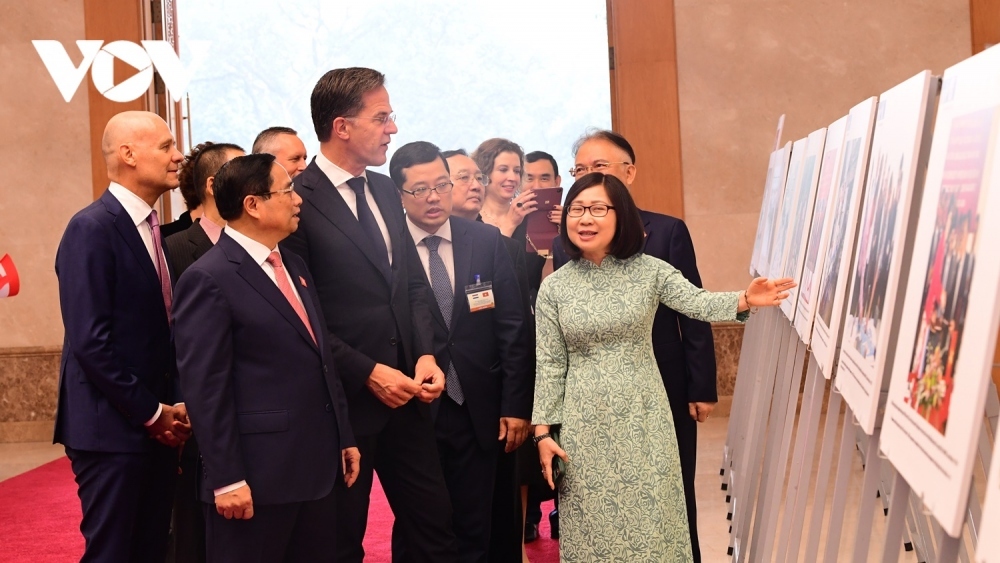 PM Chinh and his Dutch counterpart visit a photo exhibition showcasing the joint friendship relations.