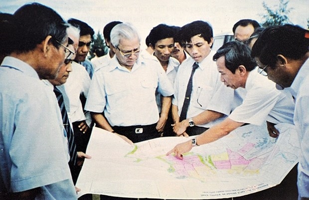Prime Minister Vo Van Kiet looks into the planning of Dung Quat deep-water port and industrial park in 1995. (File photo)