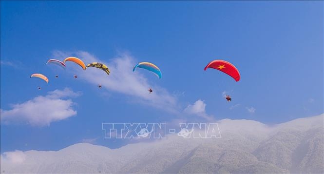 The Putaleng Long Distance Paragliding Tournament 2023 brings together nearly 100 pilots (Photo:VNA)