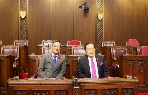 Senator Victor Oh (R) and Vietnamese Ambassador Pham Vinh Quang (Photo: VNA)