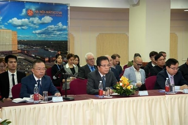 Vietnamese Ambassador to Russia Dang Minh Khoi (C) and delegates at the workshop