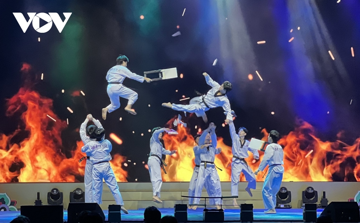 A group of young Korean people impress audiences with their Taekwondo performances.