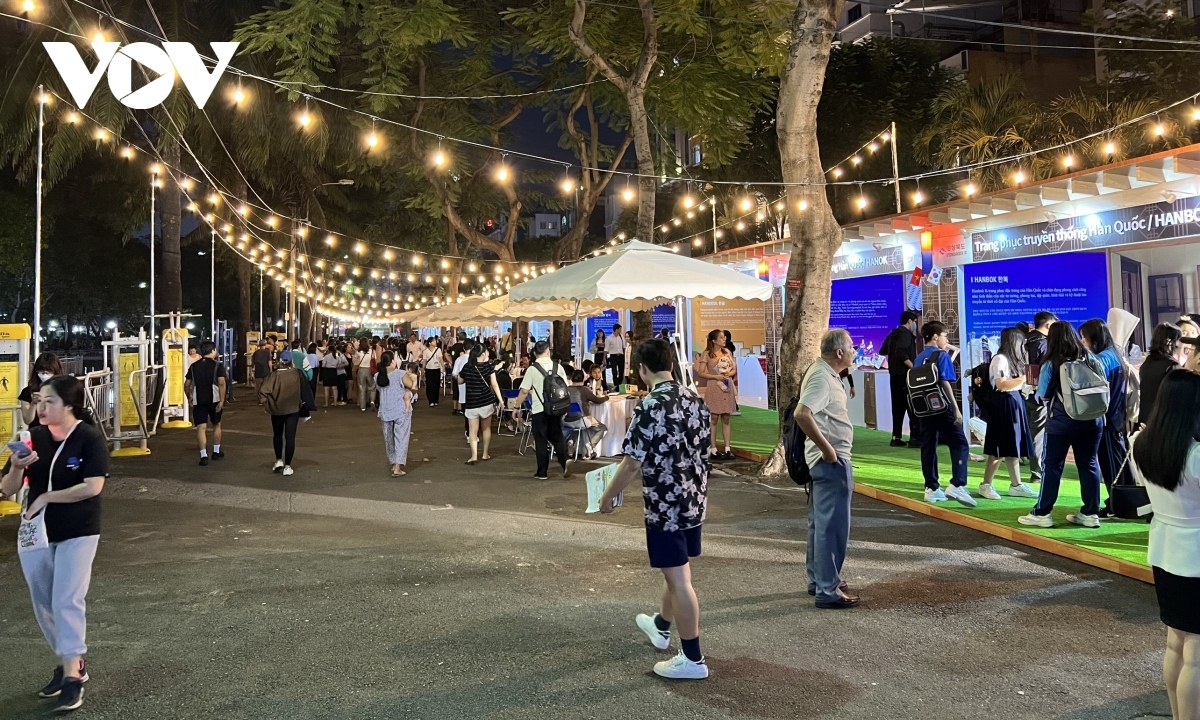 The festival includes a series of activities such as art performances, displays of various delicacies and cuisine, a fashion show, along with trade promotion activities.