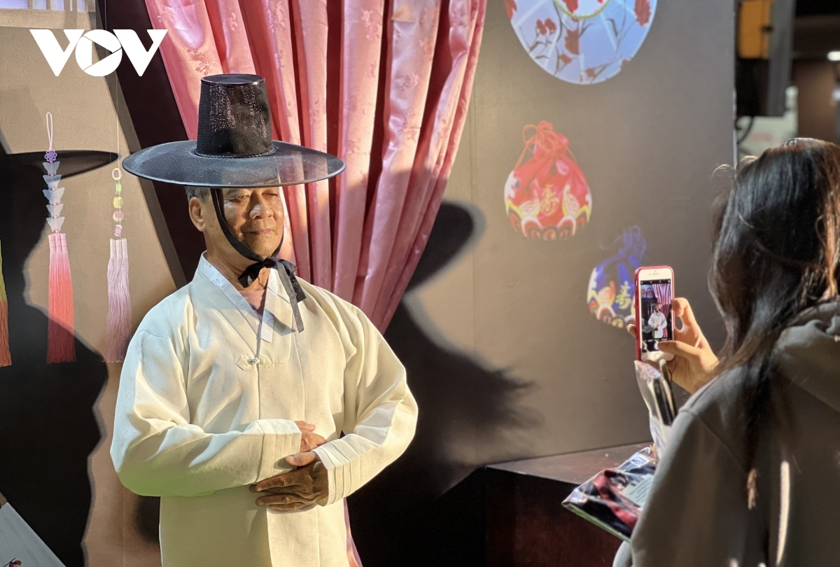 Many locals are fond of trying on traditional Korean costumes during the festival.