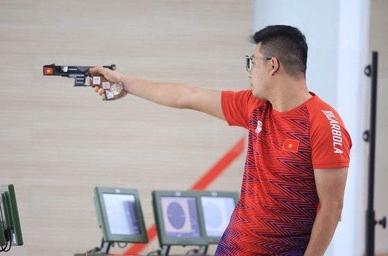 Ha Minh Thanh wins a gold medal in the men’s 25m center fire pistol. (Photo: sggp.org.vn)