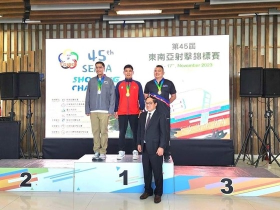 Phan Xuan Chuyen wins a gold medal in the men’s 25m standard pistol individual. (Photo: Sggp.org.vn)