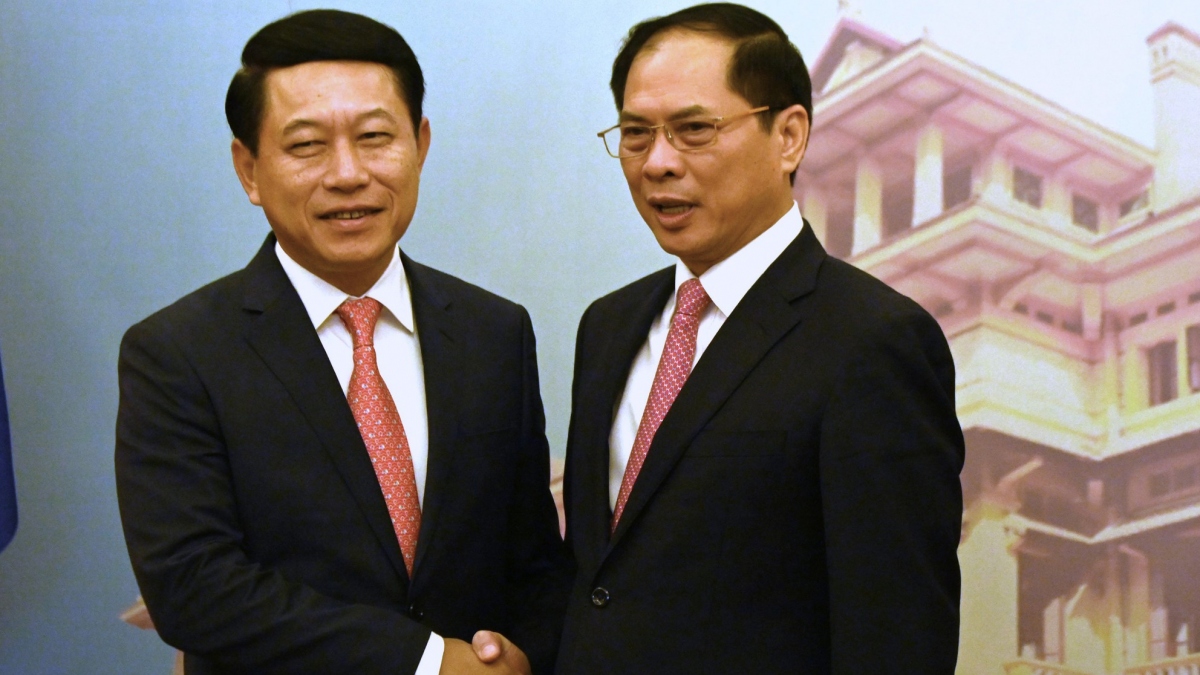 Foreign Minister Bui Thanh Son (R) welcomes Deputy Prime Minister and Foreign Minister of Laos Saleumxay Kommasith