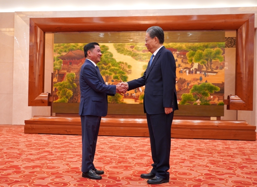 Politburo member, Secretary of the Communist Party of Vietnam (CPV) Central Committee and Chairman of its Inspection Commission Tran Cam Tu (L) and Chairman of the Standing Committee of the National People's Congress (NPC) of China Zhao Leji. 