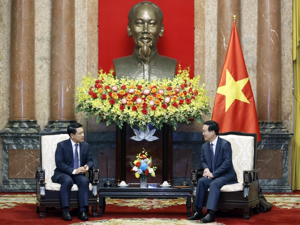  President Vo Van Thuong (R) receives Deputy Prime Minister and Minister of Foreign Affairs of Laos Saleumxay Kommasith