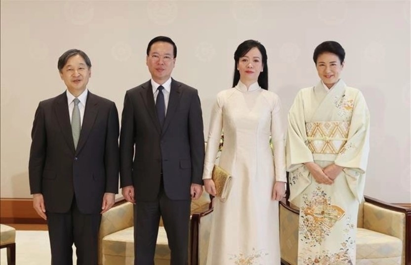 President Vo Van Thuong and his wife pose for a photo with the Japanese Emperor and Empress